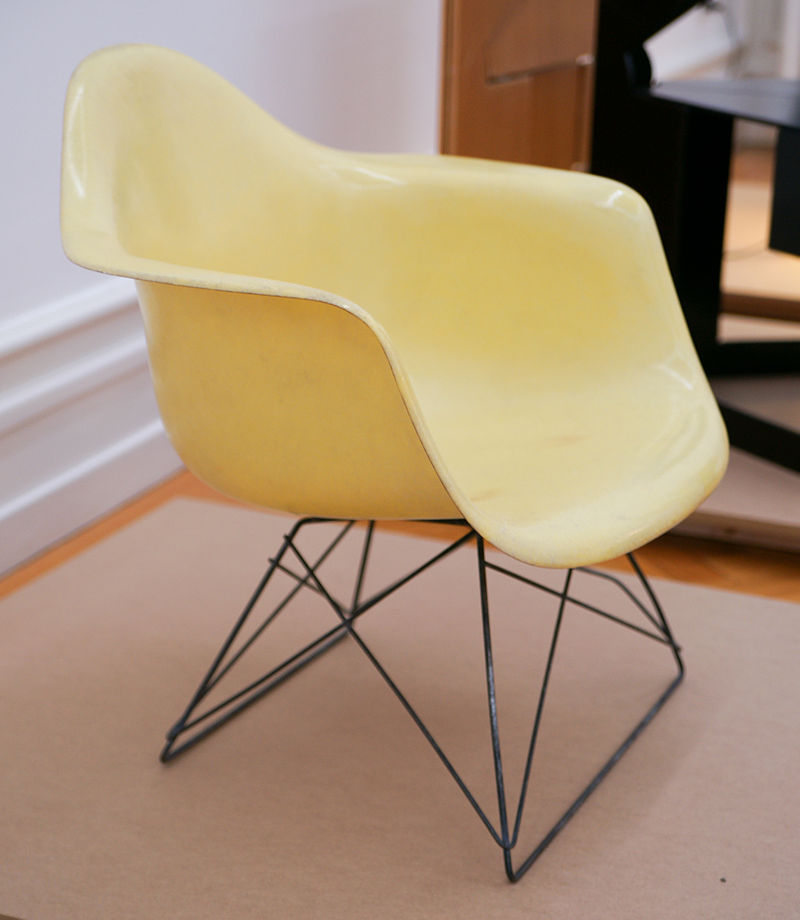 画像に alt 属性が指定されていません。ファイル名: 800px-Charles_and_Ray_Eames_-_Plastic_Chair_1950-53.jpg